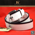 Ceinture rouge vendant des femmes